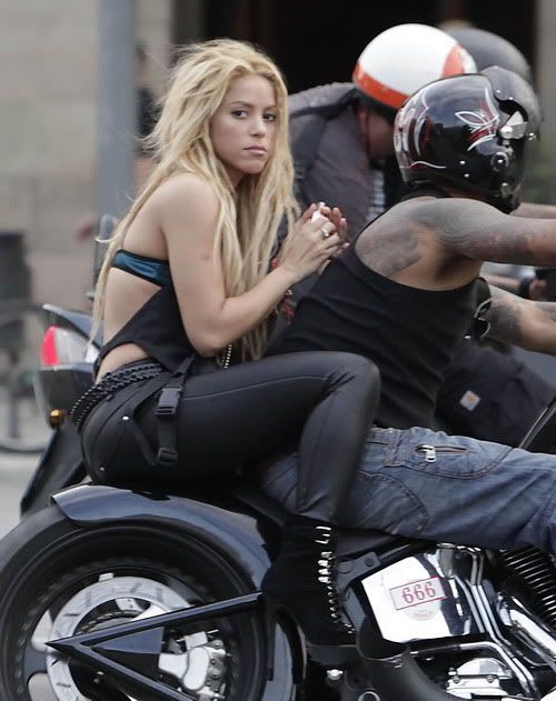Shakira_filming_a_music_video_in_Barcelona08_18_2010HQ13_resize.jpg picture by lethehau
