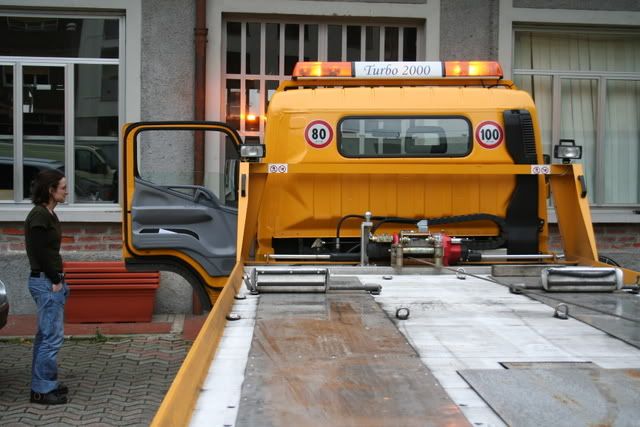 Carroattrezzi incortile... Carroattrezzi incortile...