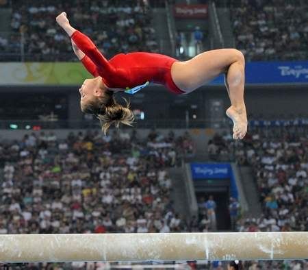 Picture of Shawn Johnson competing the Balance Beam at Beijing Olympics